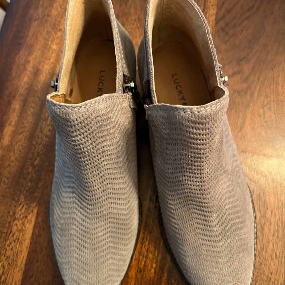 LUCKY BRAND FHUNA SUEDE IN ALMOND SHAPE TOE GRAY WOMENS SIZE 6 1/2 M    2” HEEL